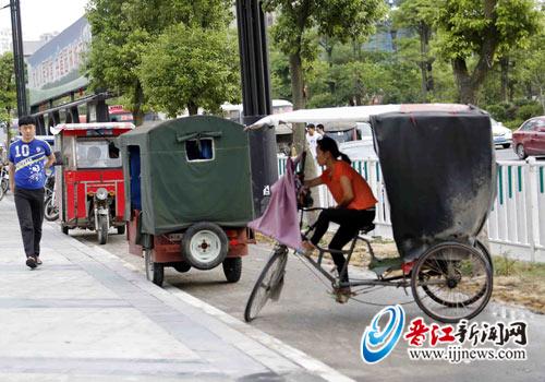 在路邊候客的“三腳虎”。