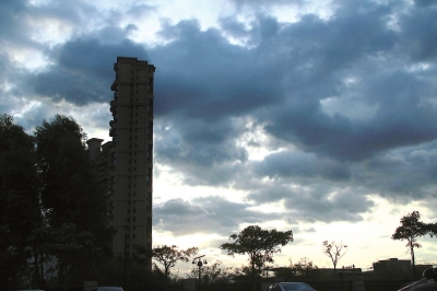 臺風(fēng)來襲，風(fēng)云突變。隨著“麥德姆”的逼近，昨日傍