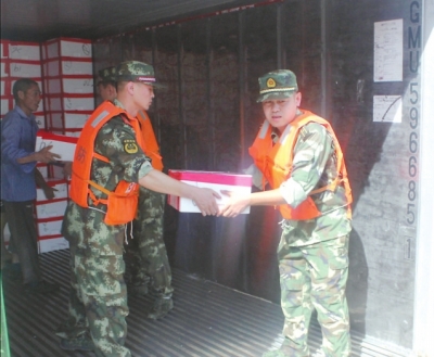 石井邊防官兵幫臺(tái)胞卸貨