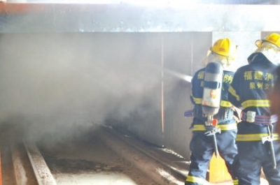 消防官兵鑿開(kāi)窯壁滅火