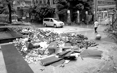 新華陽光優(yōu)家小區(qū)入口處堆滿了建筑垃圾。