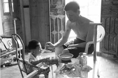 戴漢中正在喂千千吃飯。