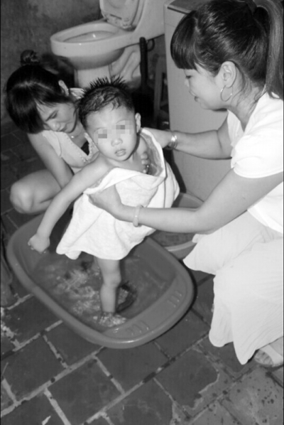 義工阿姨幫千千洗澡。