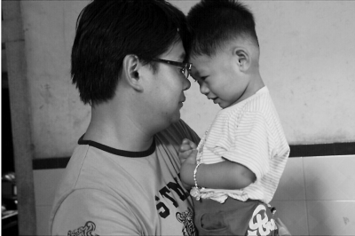 義工與千千一起玩。