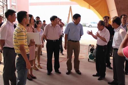 泉州市陳榮洲副市長（中）蒞臨閩臺(tái)農(nóng)產(chǎn)品市場視察