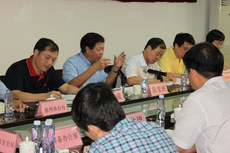 泉州市陳榮洲副市長（左2）蒞臨閩臺(tái)農(nóng)產(chǎn)品市場視察