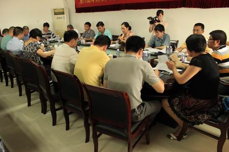 南安市張小紅副市長（中）蒞臨閩臺(tái)農(nóng)產(chǎn)品市場 (1)