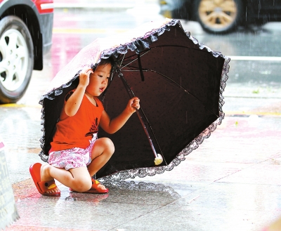 風(fēng)雨過后高溫將至 讓她先玩會兒
