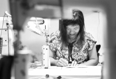 縫紉女工吳雪芬在工作之余練習(xí)剛學(xué)會(huì)的漢字?！”緢?bào)